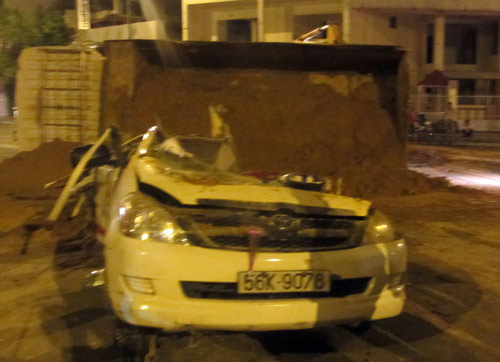 Xe ben chở cát tông taxi, tài xế chết thảm - 2