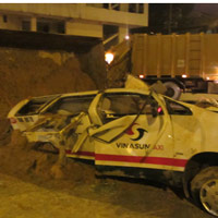 Tin tức trong ngày - Xe ben chở cát tông taxi, tài xế chết thảm