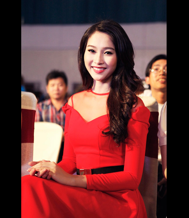Hoa hậu Đặng Thu Thảo sở hữu vòng 1 khiêm tốn

