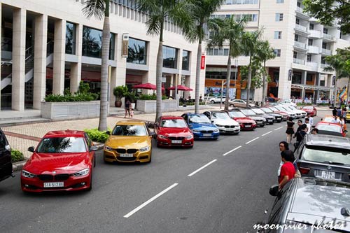 Dàn xe sang BMW đa màu sắc tụ họp ở Sài Gòn - 2