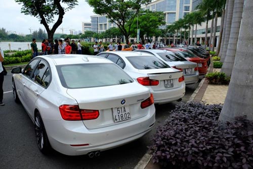 Dàn xe sang BMW đa màu sắc tụ họp ở Sài Gòn - 5