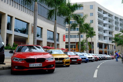 Dàn xe sang BMW đa màu sắc tụ họp ở Sài Gòn - 1