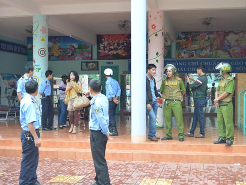Náo loạn trường mầm non, cảnh sát phải can thiệp - 5