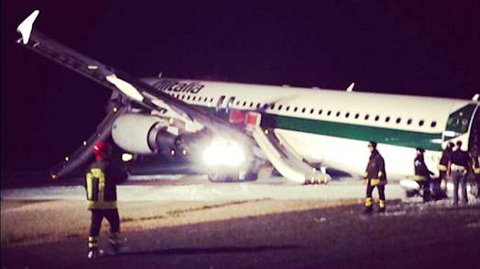Italia: Máy bay chở khách trượt khỏi đường băng - 1