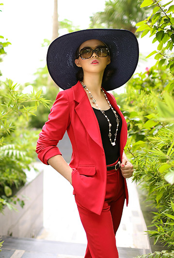 Bích Ngọc hóa nữ công sở gợi cảm - 3