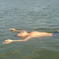 Tin tức trong ngày - "Dị nhân" ngủ nhiều giờ trên mặt nước