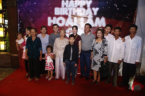 Hoài Linh "mếu máo" nhận nụ hôn từ Hoài Lâm - 2