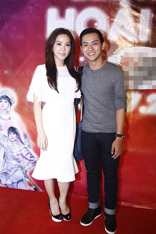 Hoài Linh "mếu máo" nhận nụ hôn từ Hoài Lâm - 4