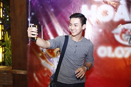 Hoài Linh "mếu máo" nhận nụ hôn từ Hoài Lâm - 5