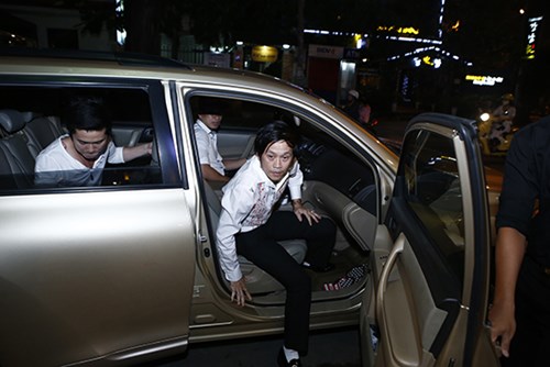 Hoài Linh "mếu máo" nhận nụ hôn từ Hoài Lâm - 2