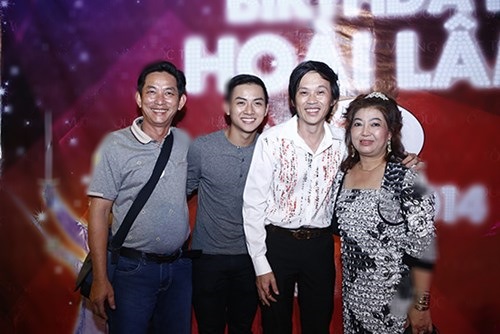 Hoài Linh "mếu máo" nhận nụ hôn từ Hoài Lâm - 3