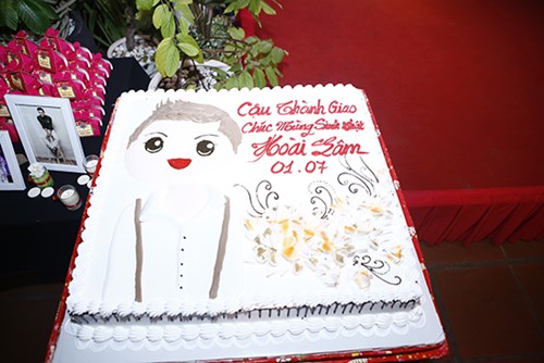 Hoài Linh "mếu máo" nhận nụ hôn từ Hoài Lâm - 6