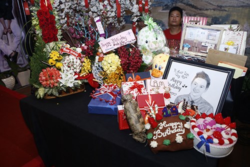 Hoài Linh "mếu máo" nhận nụ hôn từ Hoài Lâm - 7