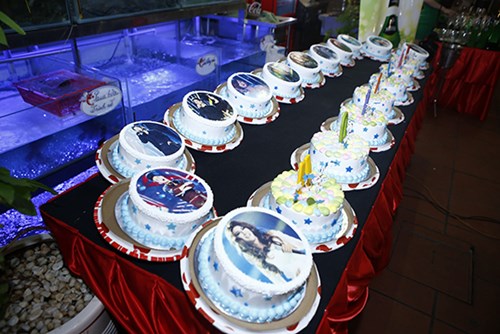 Hoài Linh "mếu máo" nhận nụ hôn từ Hoài Lâm - 8