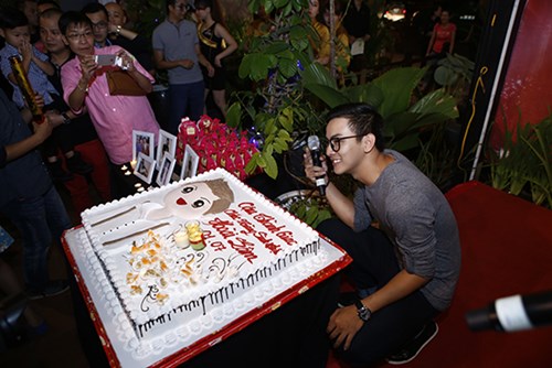 Hoài Linh "mếu máo" nhận nụ hôn từ Hoài Lâm - 9