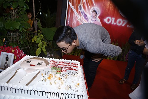 Hoài Linh "mếu máo" nhận nụ hôn từ Hoài Lâm - 10