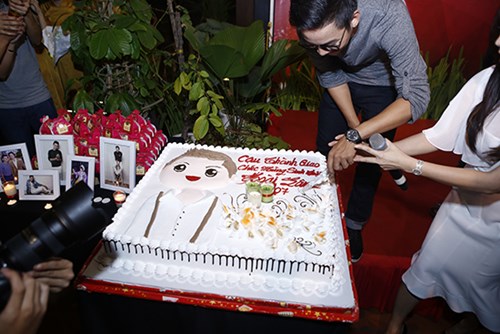 Hoài Linh "mếu máo" nhận nụ hôn từ Hoài Lâm - 11