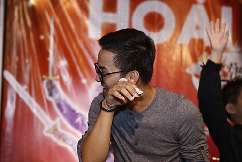 Hoài Linh "mếu máo" nhận nụ hôn từ Hoài Lâm - 12