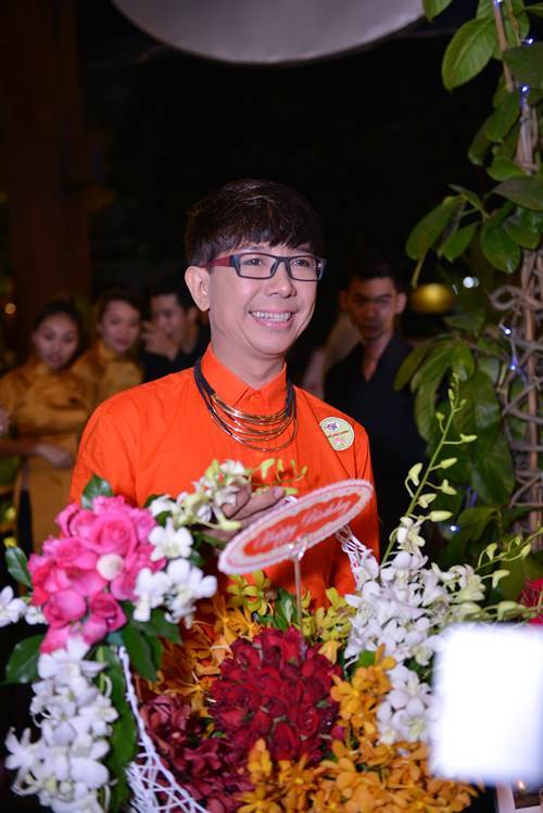 Hoài Linh "mếu máo" nhận nụ hôn từ Hoài Lâm - 4