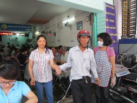 "Cơm trưa 2.000 đồng” mát lòng khách nghèo - 3