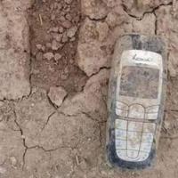 Tin tức trong ngày - Đài Loan: Điện thoại “cục gạch” cứu chủ rơi xuống vực