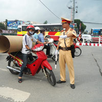 Tin tức trong ngày - Dân ngỡ ngàng vì bị xử phạt đội mũ bảo hiểm "rởm"