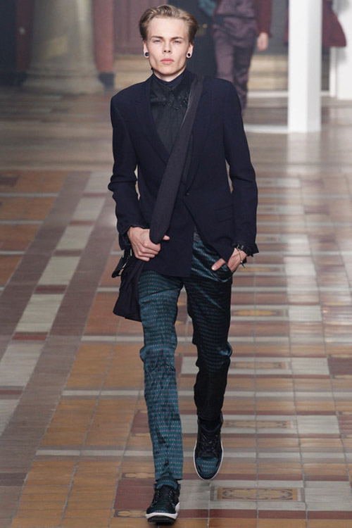 Chàng trai phá cách và nổi loạn trên sàn diễn Paris - 12