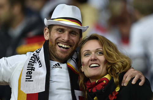 Mỹ nhân của ĐT Đức & Pháp ''đại náo'' ở Brazil - 13