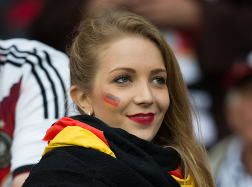 Mỹ nhân của ĐT Đức & Pháp ''đại náo'' ở Brazil - 10