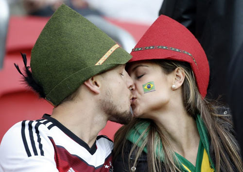 Mỹ nhân của ĐT Đức & Pháp ''đại náo'' ở Brazil - 12