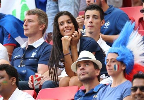 Mỹ nhân của ĐT Đức & Pháp ''đại náo'' ở Brazil - 15