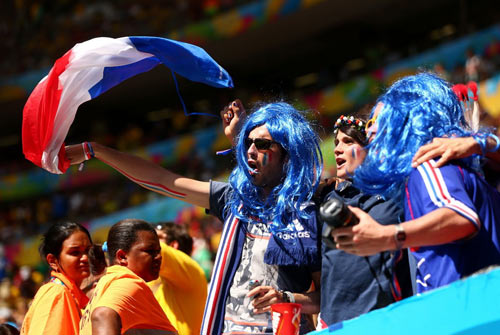 Mỹ nhân của ĐT Đức & Pháp ''đại náo'' ở Brazil - 11