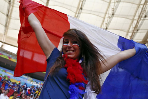 Mỹ nhân của ĐT Đức & Pháp ''đại náo'' ở Brazil - 4