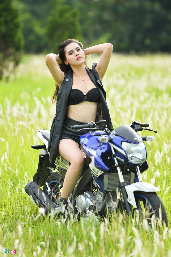 Vũ Thu Thảo sexy bên Yamaha V-Ixion - 11