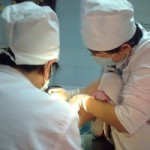 Sức khỏe đời sống - Nam bác sĩ sản khoa “vật lộn” với màng trinh giả của vợ