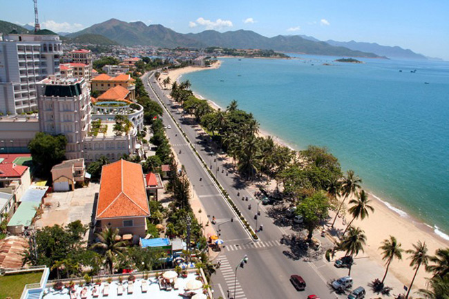 10. Nha Trang:&nbsp;Là một thành phố ven biển và là trung tâm chính trị, kinh tế, văn hóa, và du lịch của tỉnh Khánh Hòa, thuộc miền duyên hải Nam Trung bộ Việt Nam. Vùng đất biển còn nổi tiếng bởi món yến sào, một trong những loại thực phẩm cao lương mỹ vị bổ dưỡng được các vua chúa sử dụng cách đây 400 năm.
