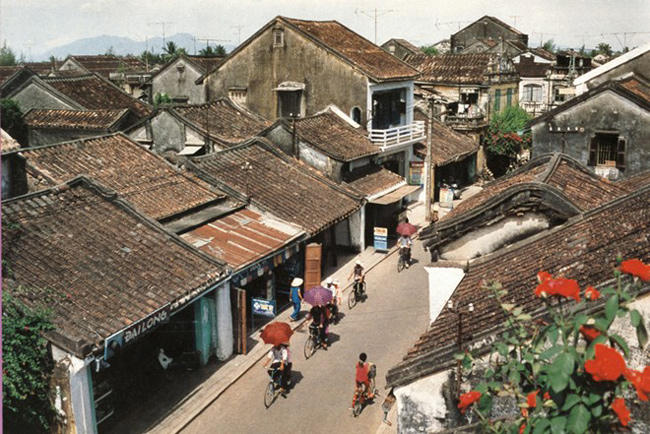 4. Hội An:&nbsp;Thành phố Hội An nằm bên bờ Bắc hạ lưu sông Thu Bồn, cách thành phố Đà Nẵng khoảng 25km về phía Đông Nam, cách thành phố Tam Kỳ khoảng 50km về phía Đông Bắc. Từ thế kỷ XVI, XVII nơi đây đã nổi tiếng với tên gọi Faifoo, là nơi giao thương và là trung tâm buôn bán lớn của các thương nhân Nhật Bản, Trung Quốc, Bồ Ðào Nha, Italia… ở Đông Nam Á.
