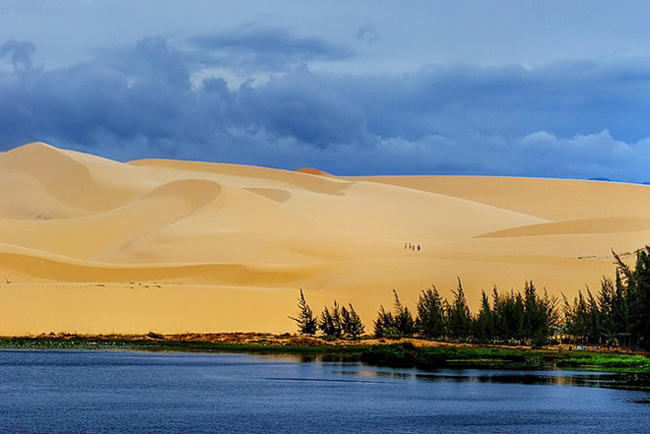 7. Mũi Né:&nbsp;Là một trung tâm du lịch nổi tiếng vùng Nam Trung Bộ, cách trung tâm thành phố Phan Thiết (tỉnh Bình Thuận) 22km về hướng Đông Bắc, nơi đây là một dải bờ biển xanh hoang vu với các đồi cát đỏ trải dài như sa mạc và những làng chài xứ biển thuần chất Việt Nam.
