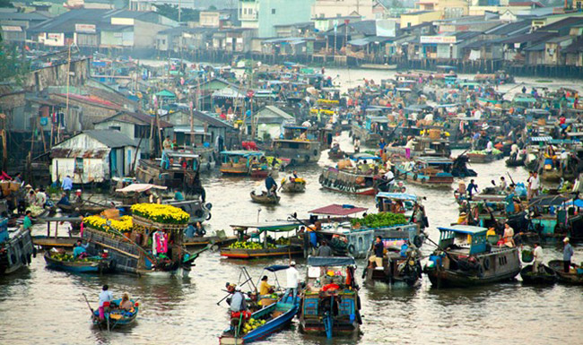 Đến đồng bằng sông Cửu Long ngoài việc thăm thú những vườn trái cây bạt ngàn, đi trên một trong 9 nhánh sông đổ ra biển của dòng sông Mê kông, nghe đờn ca tài tử và thưởng thức những món đặc sản vùng Nam Bộ, du khách cũng khó lòng bỏ qua việc tham quan các khu chợ nổi, một đặc trưng chỉ có ở miền Tây sông nước.
