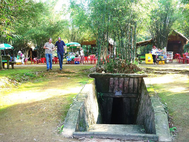 9. Địa đạo Củ Chi:&nbsp;Là hệ thống phòng thủ trong lòng đất ở huyện Củ Chi, vùng đất được mệnh danh là "đất thép", cách Thành phố Hồ Chí Minh 70km về hướng Tây - Bắc. Hệ thống này được Mặt trận Dân tộc Giải phóng miền Nam Việt Nam xây dựng trong thời kỳ Chiến tranh Đông Dương và Chiến tranh Việt Nam.
