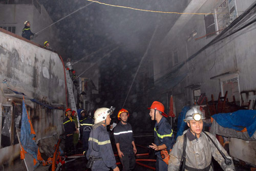 TP.HCM: Cháy dữ dội tại cửa hàng đồ cũ - 2