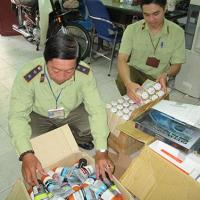 Thị trường - Tiêu dùng - Tạm giữ lô hàng lậu cao cấp vắng chủ