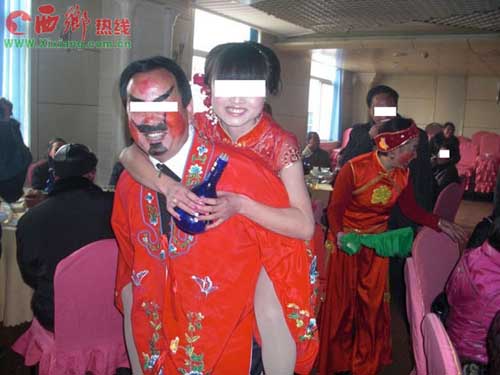 Phì cười những "quái chiêu" của cô dâu, chú rể TQ - 2