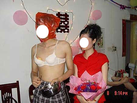 Phì cười những "quái chiêu" của cô dâu, chú rể TQ - 3