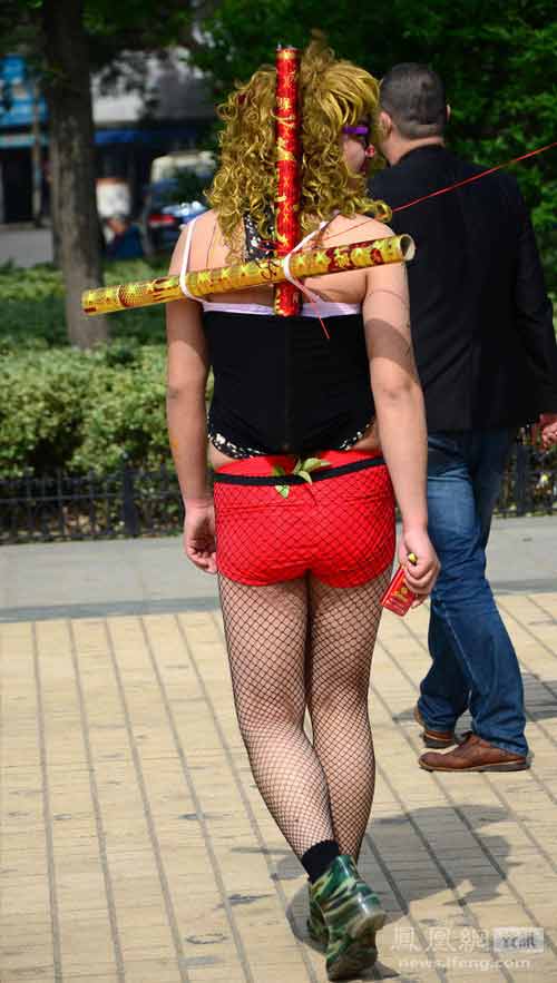 Phì cười những "quái chiêu" của cô dâu, chú rể TQ - 5