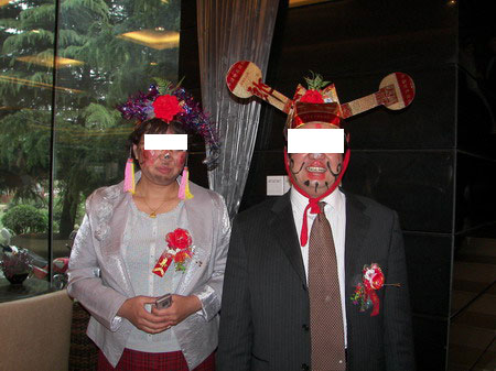 Phì cười những "quái chiêu" của cô dâu, chú rể TQ - 8