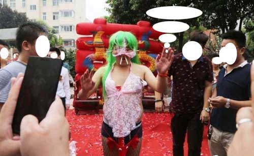 Phì cười những "quái chiêu" của cô dâu, chú rể TQ - 7