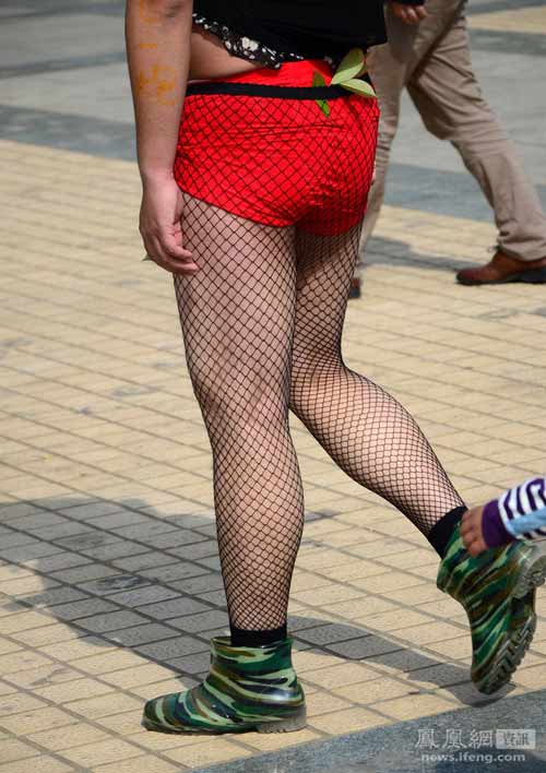 Phì cười những "quái chiêu" của cô dâu, chú rể TQ - 6