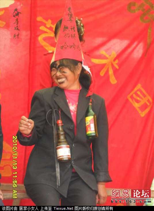 Phì cười những "quái chiêu" của cô dâu, chú rể TQ - 2