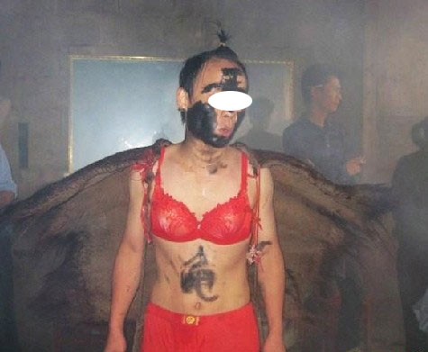 Phì cười những "quái chiêu" của cô dâu, chú rể TQ - 10